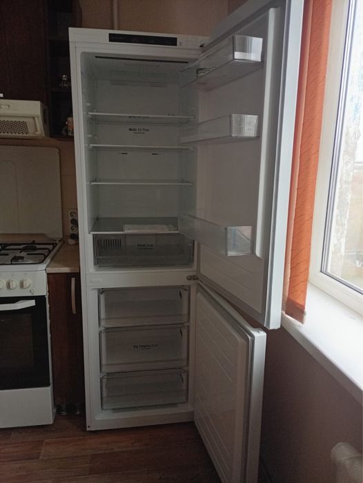 Холодильник LG в идеальном состоянии