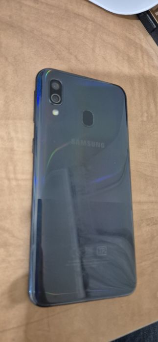 Samsung A40 в идеальном состоянии