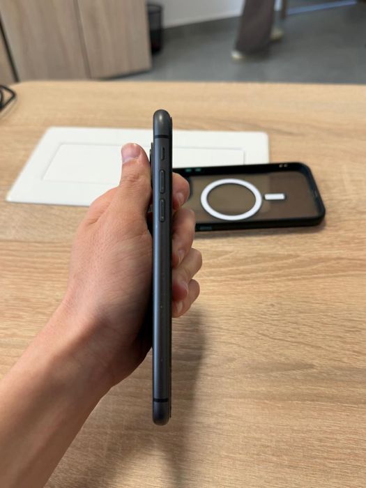 Продам IPHONE 11 в хорошем состоянии
