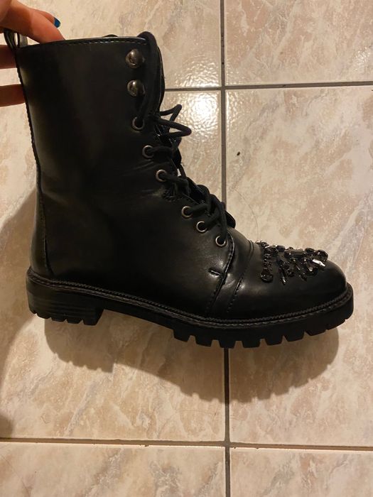 Продавам черни боти Страдивариус