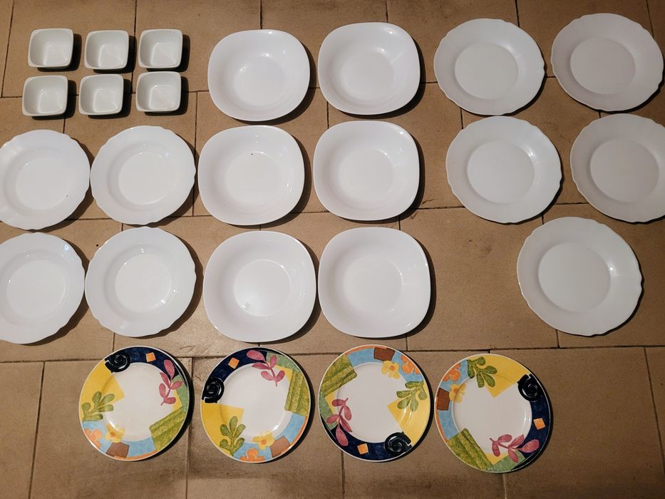 Продавам порцеланови и стъклени чинии и статуетки