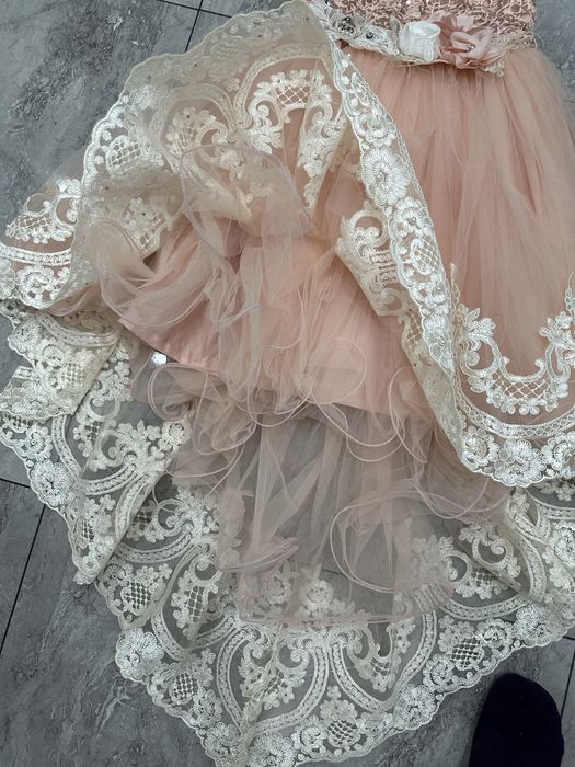 Продаю шикарное платье на девочку