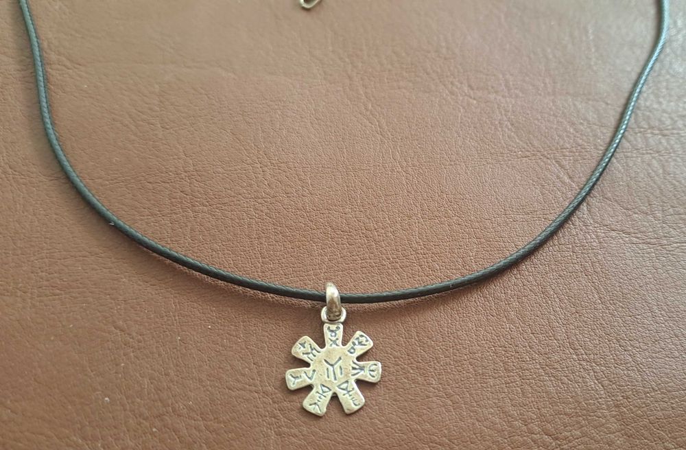 чокър .      .         .