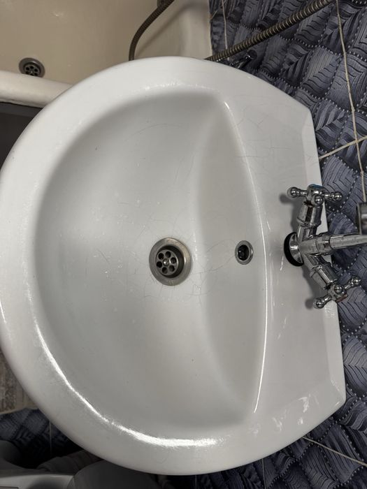 Раковина с краном