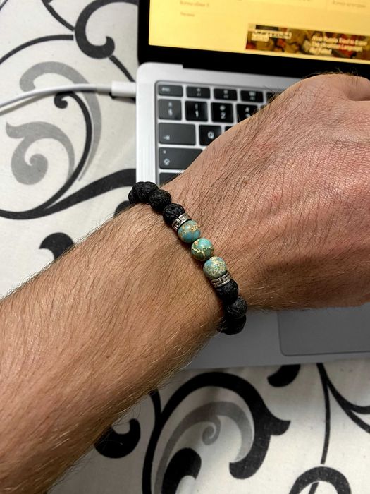 Гривна от лава камъни с глобуси..