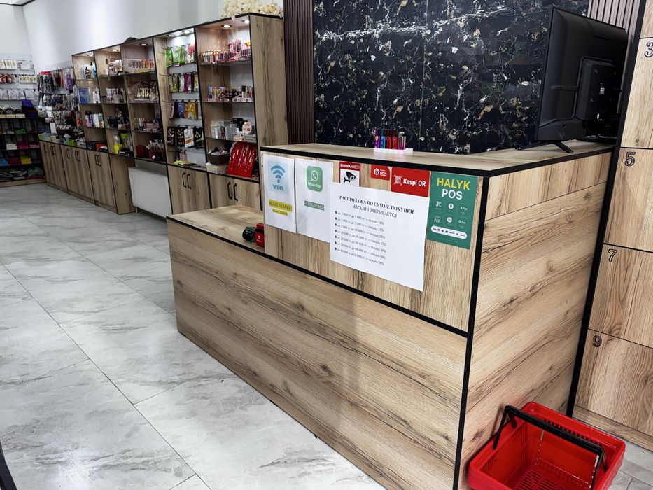 Стеновые стелажи и полки