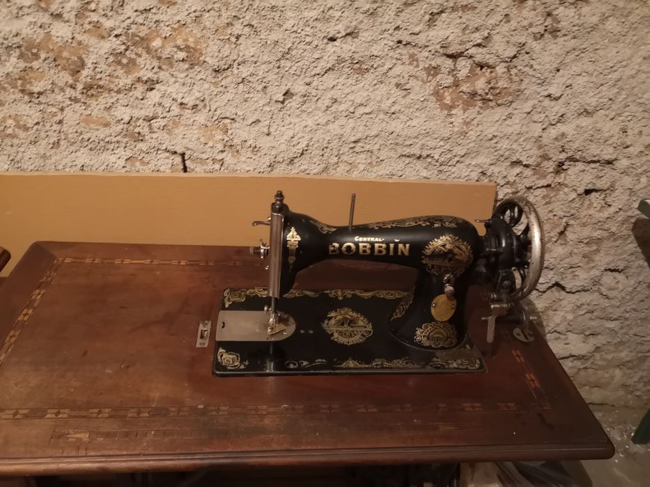 Mașină de cusut Singer - 2 bucăți