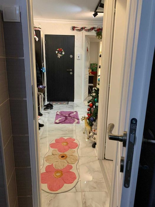 Se vinde apartament cu 2 camere ,decomandat ,etaj 4/4 cu pod.