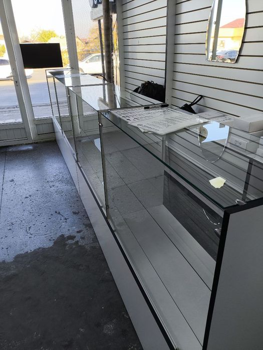 Vitrina xar xil tovarlarni joylashtirish uchun