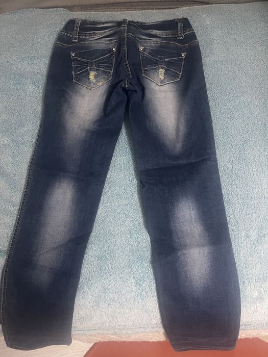 Blugi din Denim S cu strasuri si aspect rupt,pentru o inaltime 1,60 m