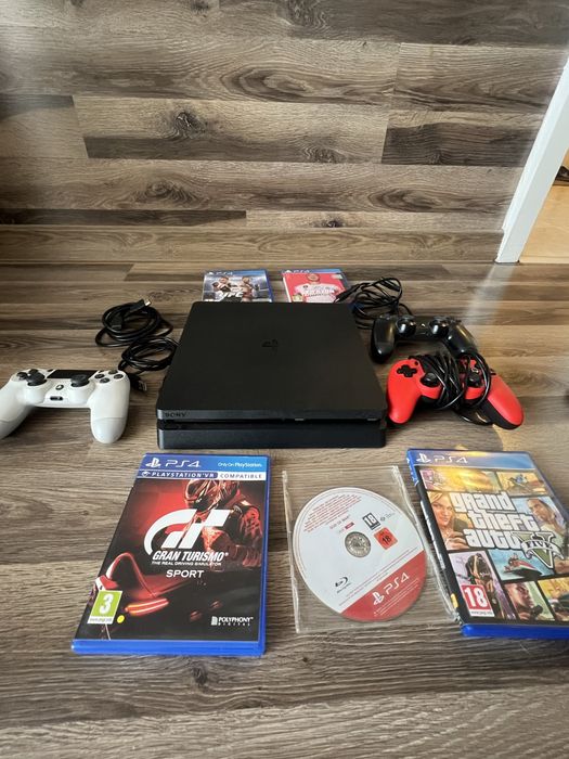 Продавам PS4 Slim 500GB + 5 игри + 3 джойстика