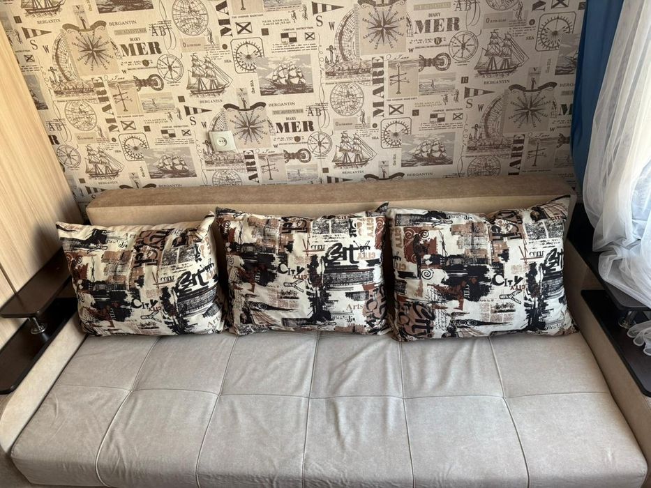 Диван с подушками