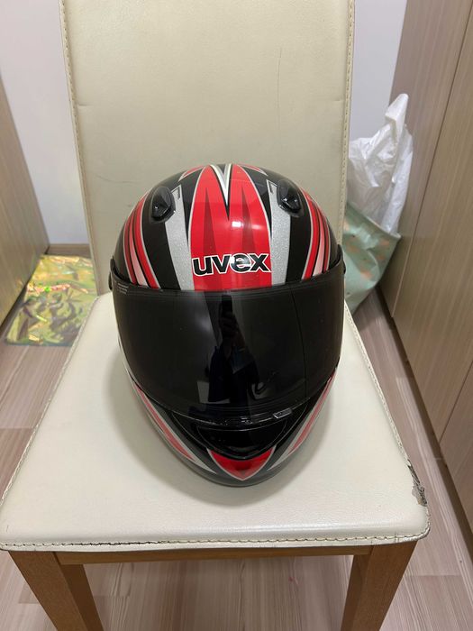 Продавам мото каска UVEX