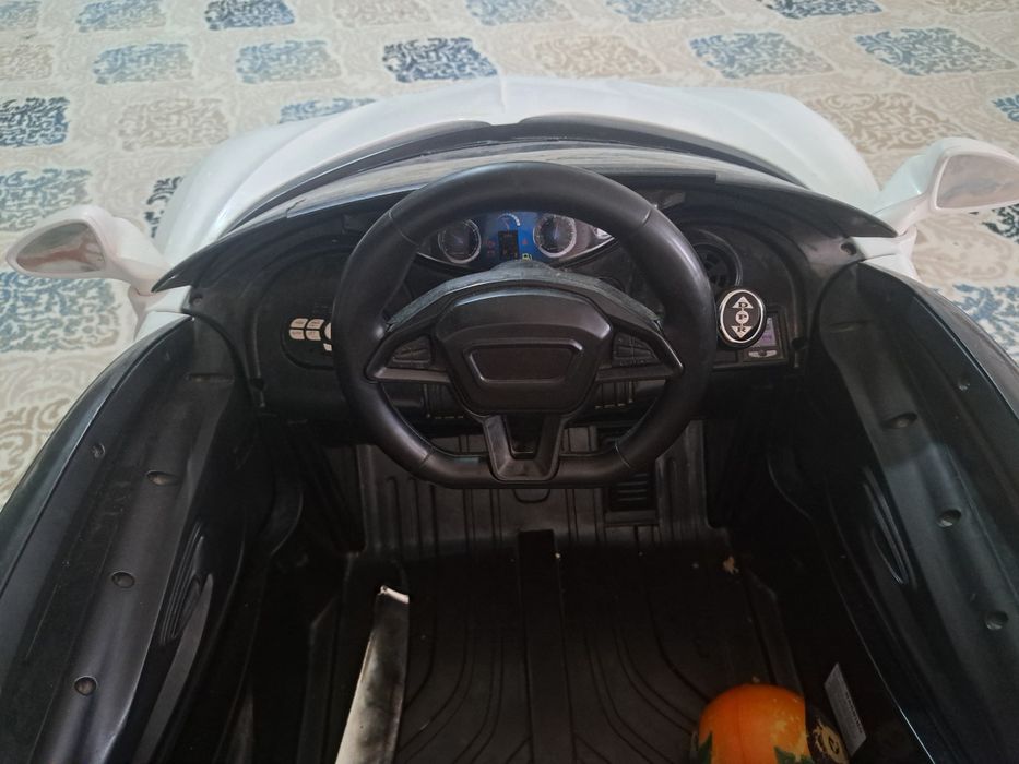 Детская  машина электромобиль.