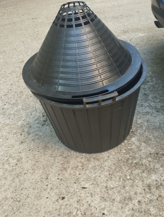 Vând coș din plastic pentru damigeană de 54 litri