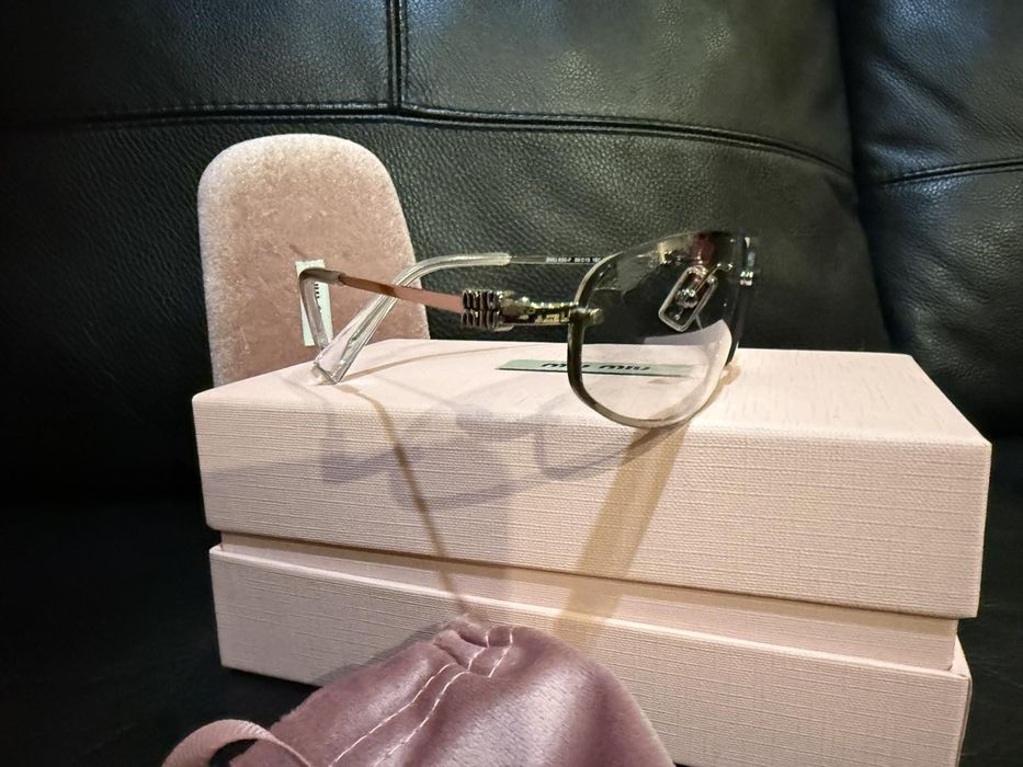 Чисто нови оригинални дамски слънчеви очила  MIU MIU