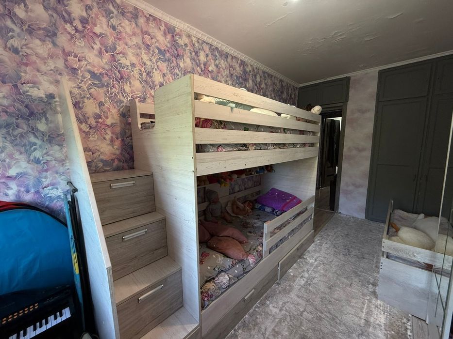 Детские  кровати и стол