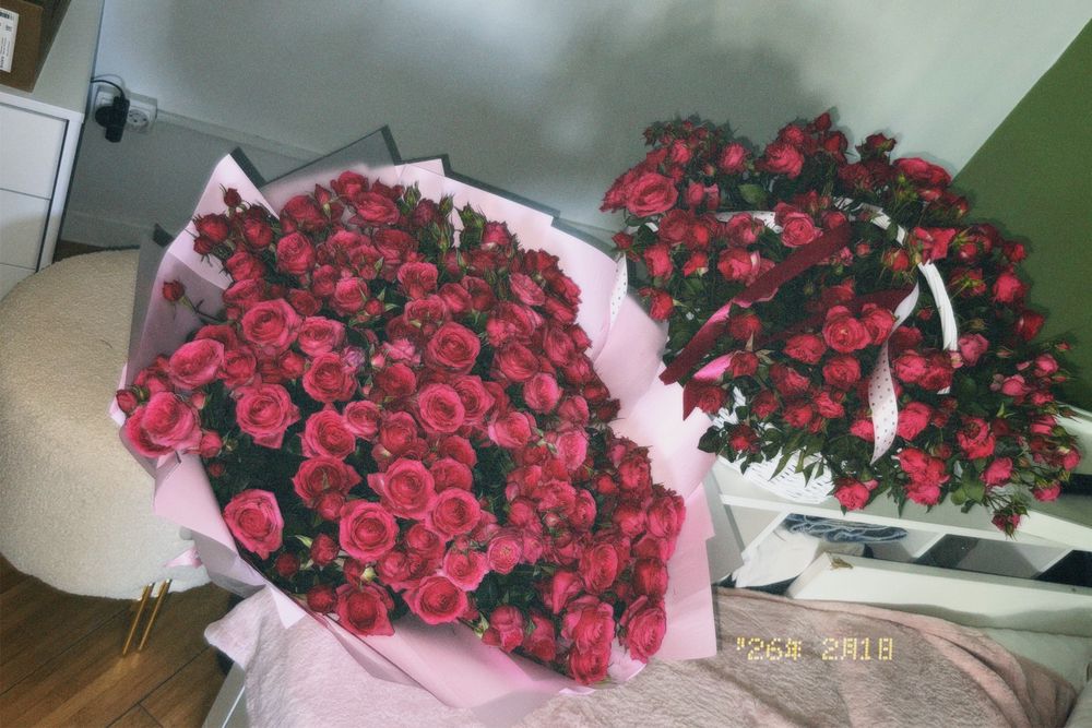 Два букета кустовых роз большие