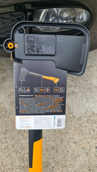 Topor Fiskars X10 Made în Finlanda Lamă Oțel carbon teacă protecție