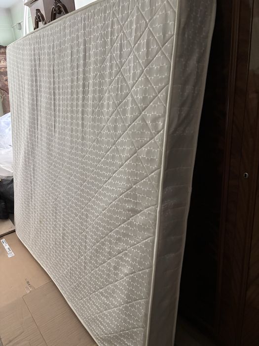 Матрац БУ размером 1,9*1,75*0,2м