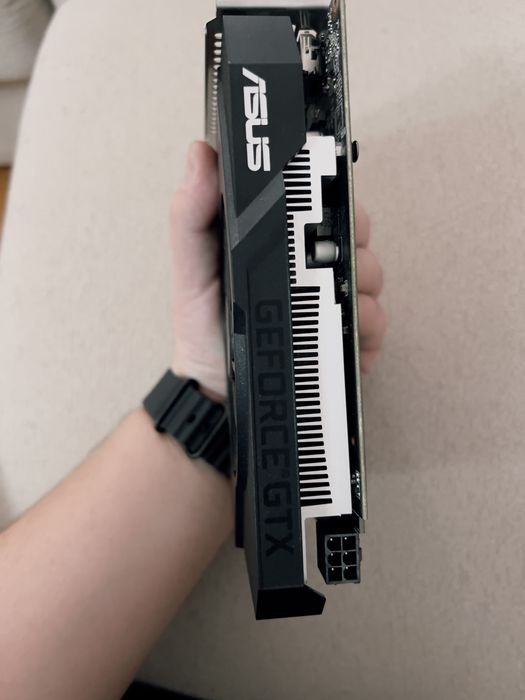 Placă video ASUS GTX 1650 4GB – stare foarte bună