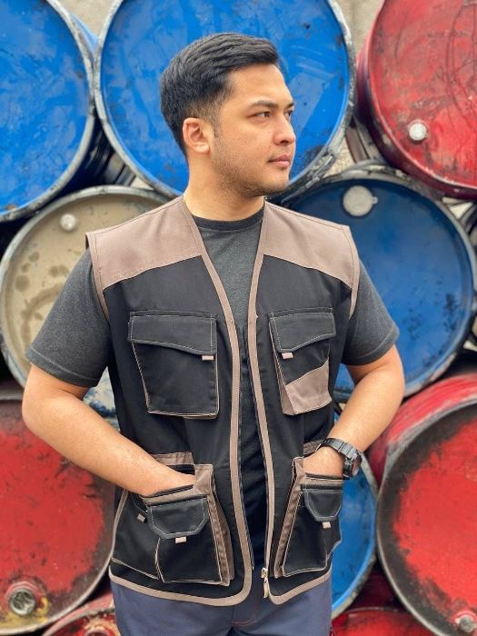 Спецодежда жилетка для рабочих со множество карманами