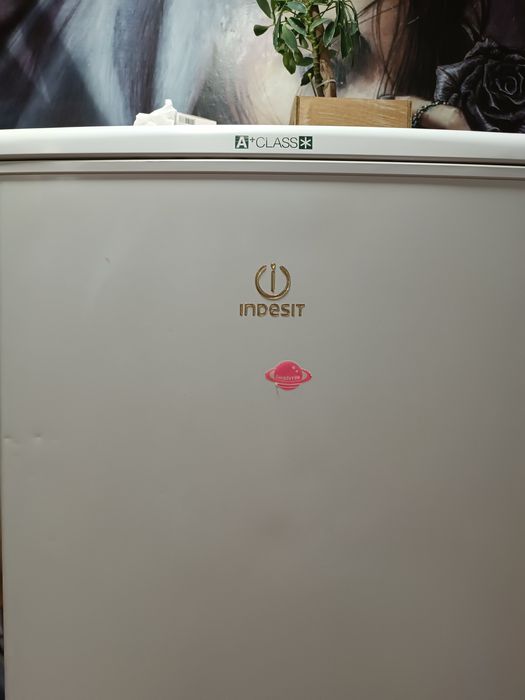 Продавам хладилник с фризер