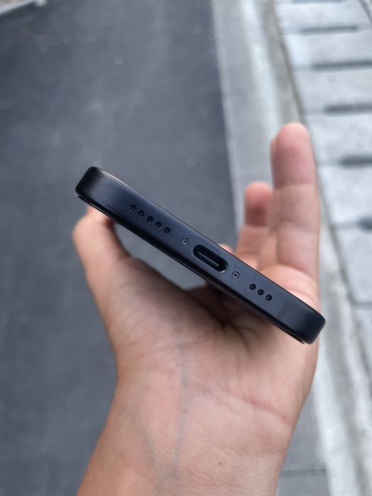 Iphone 15 perfect  (sanatate 90%) vine inclus cu incarcator casti airpods4