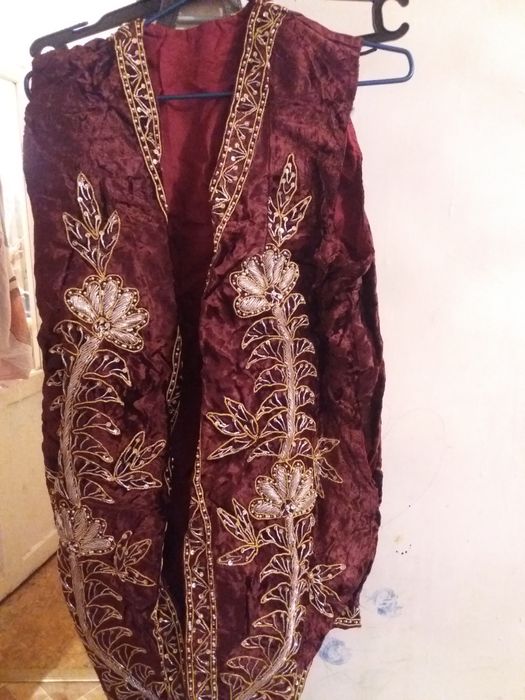 Костюм шапаны камзолы  б/у и новые жалга да беремсиний Италия размер 4