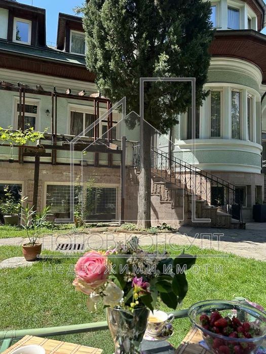 Продава се Къща в Пазарджик, Идеален център - 690 кв.м за 579 €/кв.м - Снимка #1