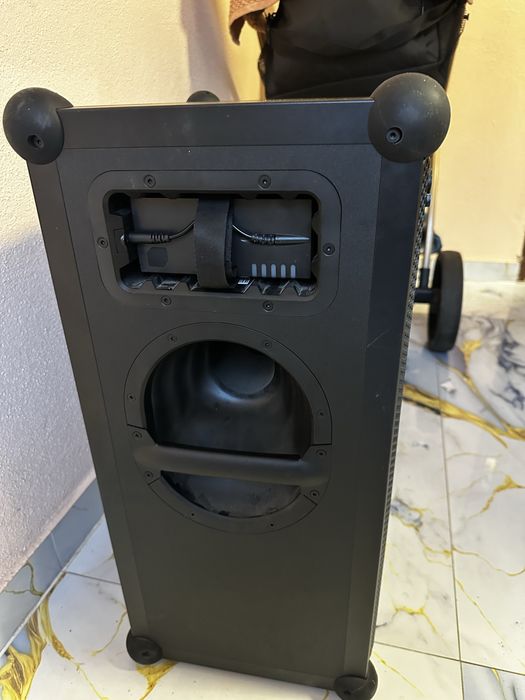 Vând boxă portabilă SOUNDBOKS 4 (Generația 4) în stare impecabilă, perfect funcțională, îngrijită și utilizată cu responsabilitate.