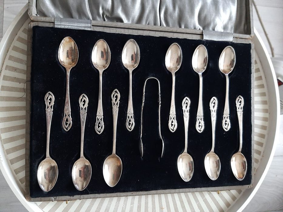 Lingurițe de ceai placate cu argint, în ambalajul original.