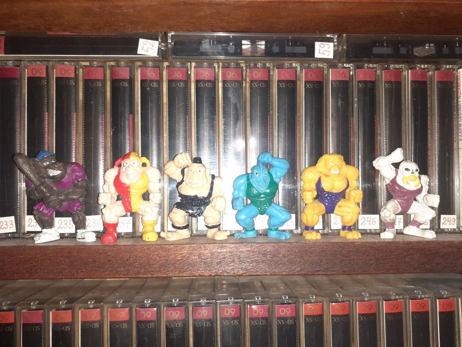 Продавам Разбойници/Monsters in my pocket 1995 vintage toys