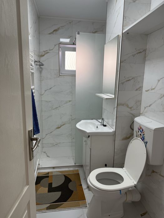 Inchiriez apartament cu  2 camere, recent renovat la intrare in zona Dacia