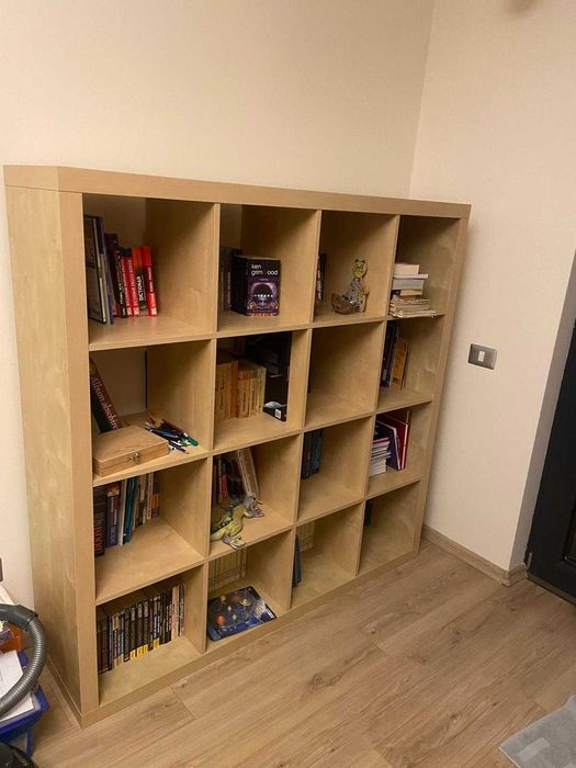 Biblioteca etajera kallax