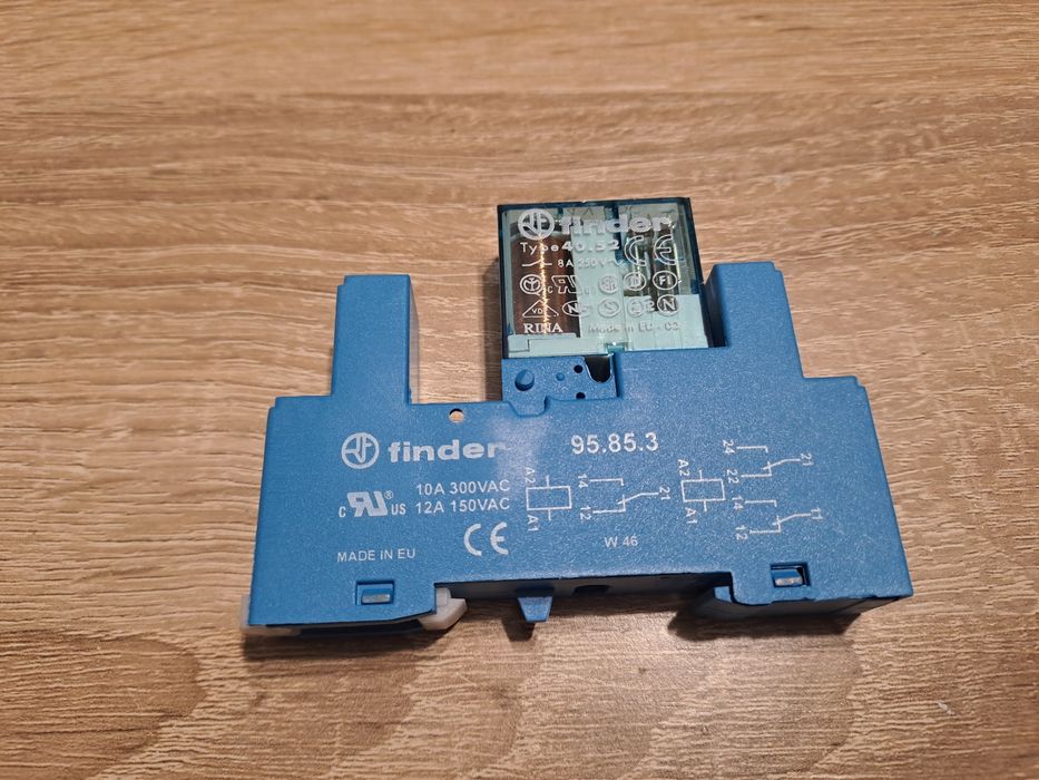 Set 10 bucăți releu Finder la 24VDC cu socluri și accesorii, NOI