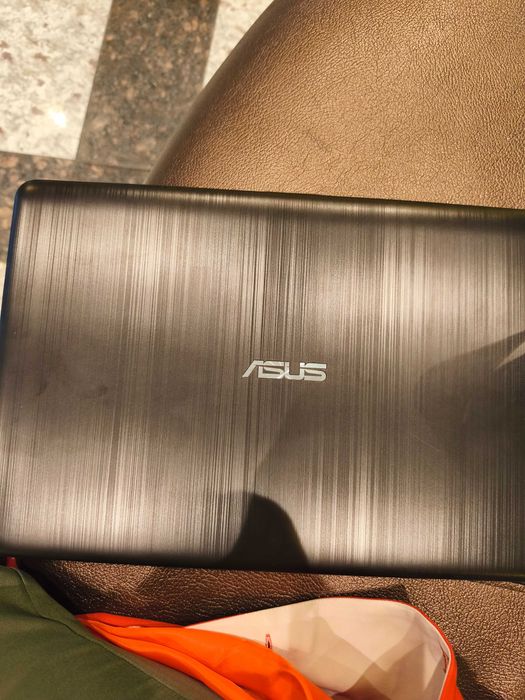 Laptop ASUS de vânzare, cu Windows 10 instalat.