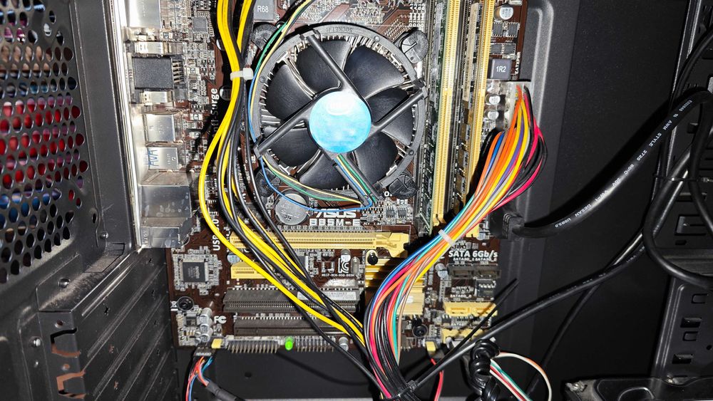 Десктоп компютър i3, 16gb ram, 120gb+1000gb, 500w