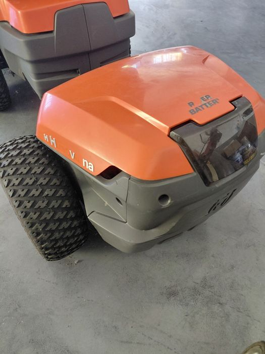 Cositoare gazon cu acumulator Housgvarna.