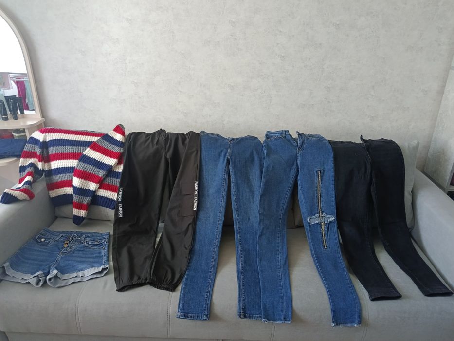 Отдам даром одежду для девочки 11-13 лет.