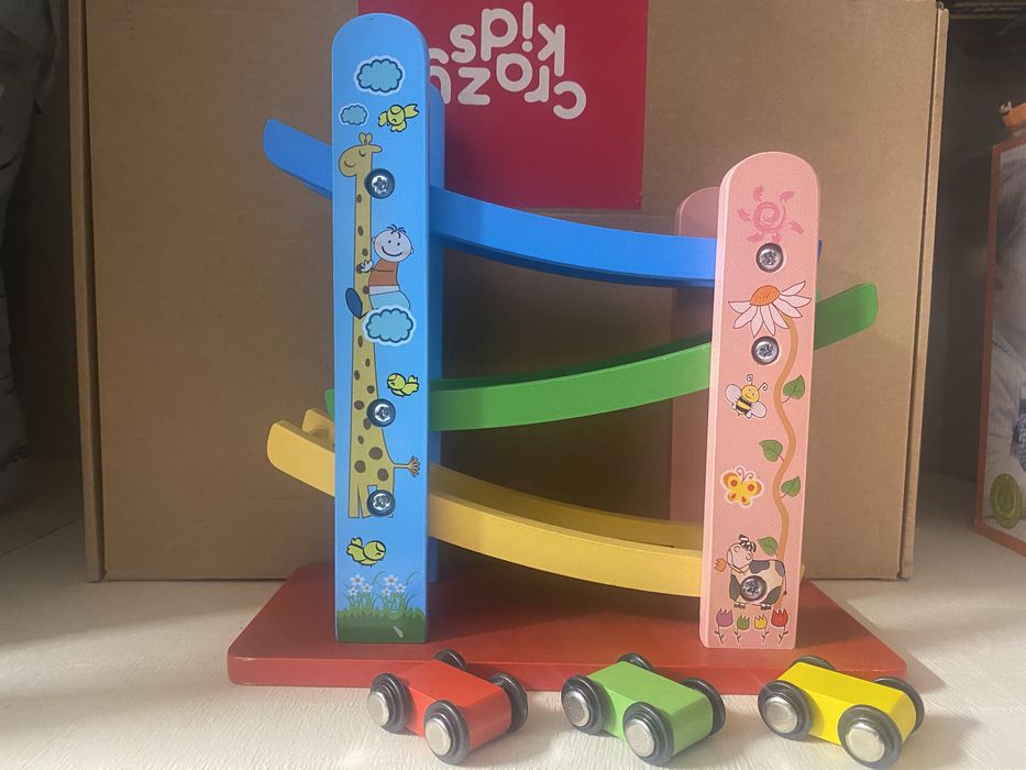 Дървена писта с колички