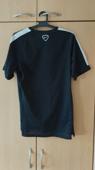 Черна тениска на футболния отбор Eintracht Frankfurt