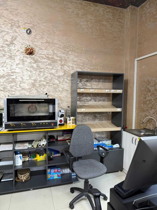 Ansamblu cu 3 vitrine de sticlă ,rafturi Paine ,foietaj sau diverse tot ansamblu