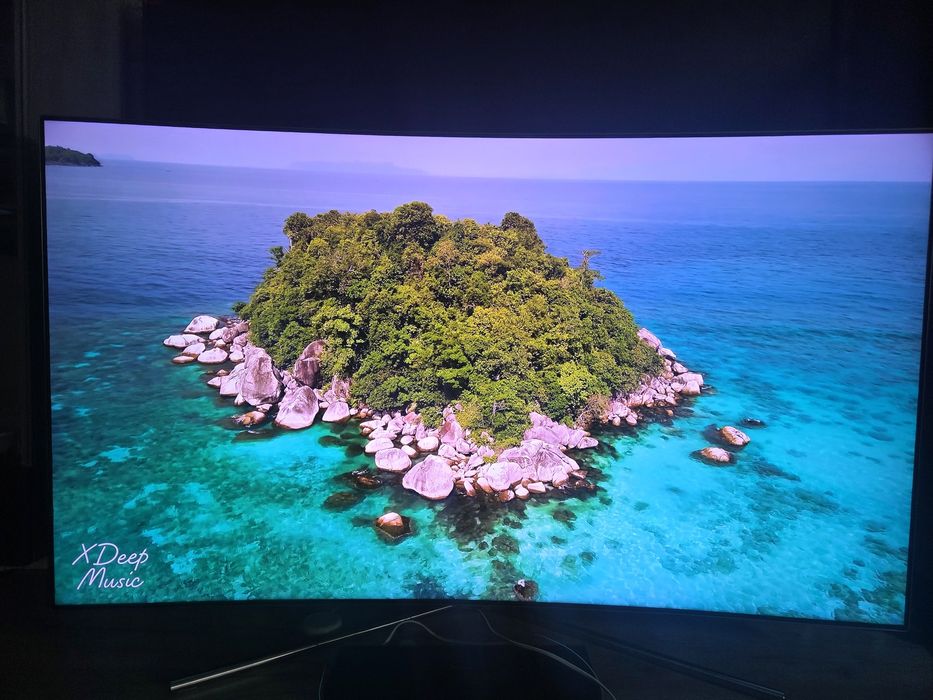 Много висок клас Извит QLED Смарт телевизор Самсунг модел QE55Q7C с уникална картина и One Box приемник