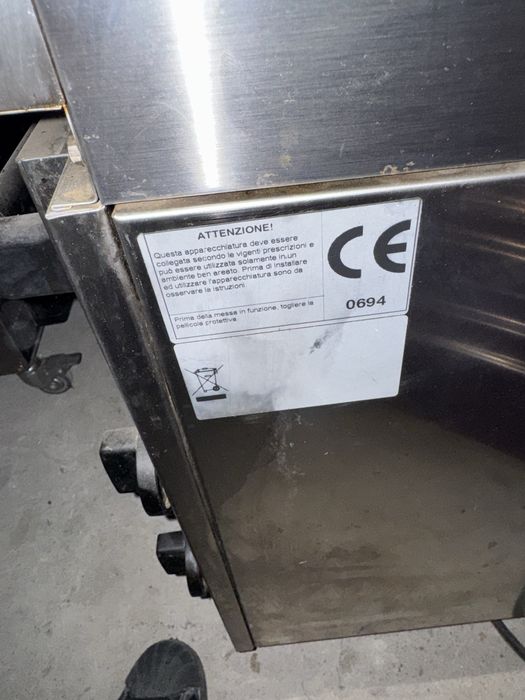Професионална газова печка с фурна, скара плоча и иноксови маси