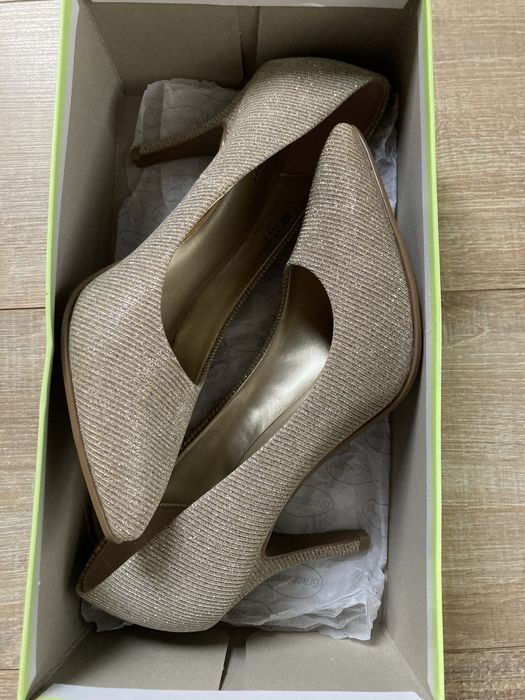 Златисти обувки на ток 38