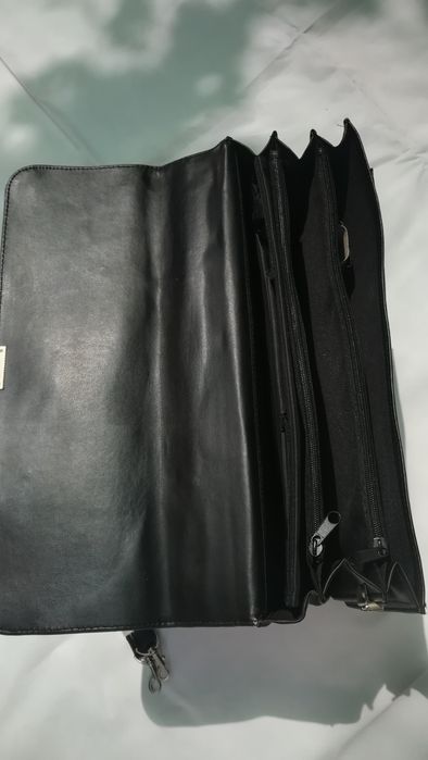 Servieta bărbătească, modernă, puțin folosita. Vezi foto.