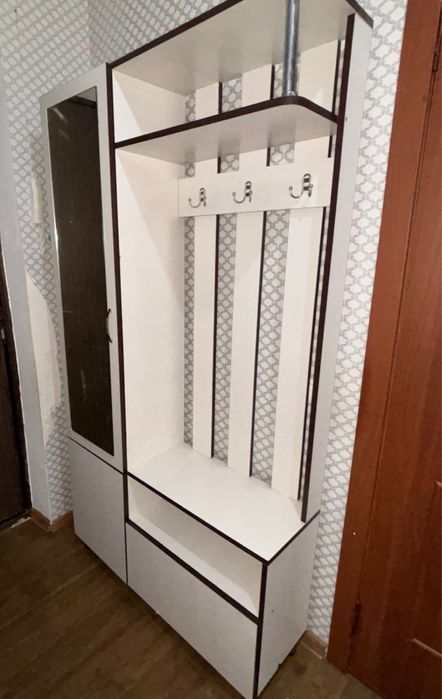 Ақ түсті кіре беріске шкаф