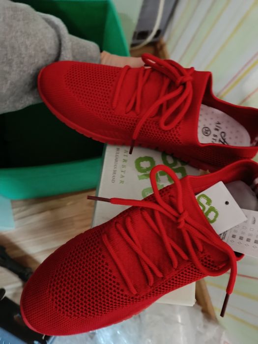 Червени маратонки