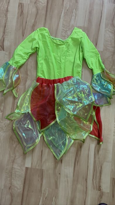 Продам очень красивый для девочки костюм